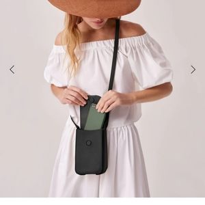 Cuyana Concertina phone bag